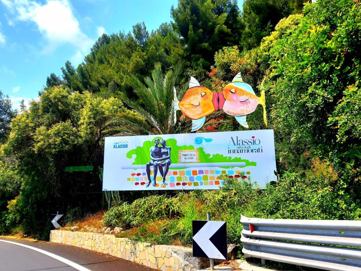 Appartamento Fronte Mare Con Terrazzo Zio อาลัสซิโอ ภายนอก รูปภาพ
