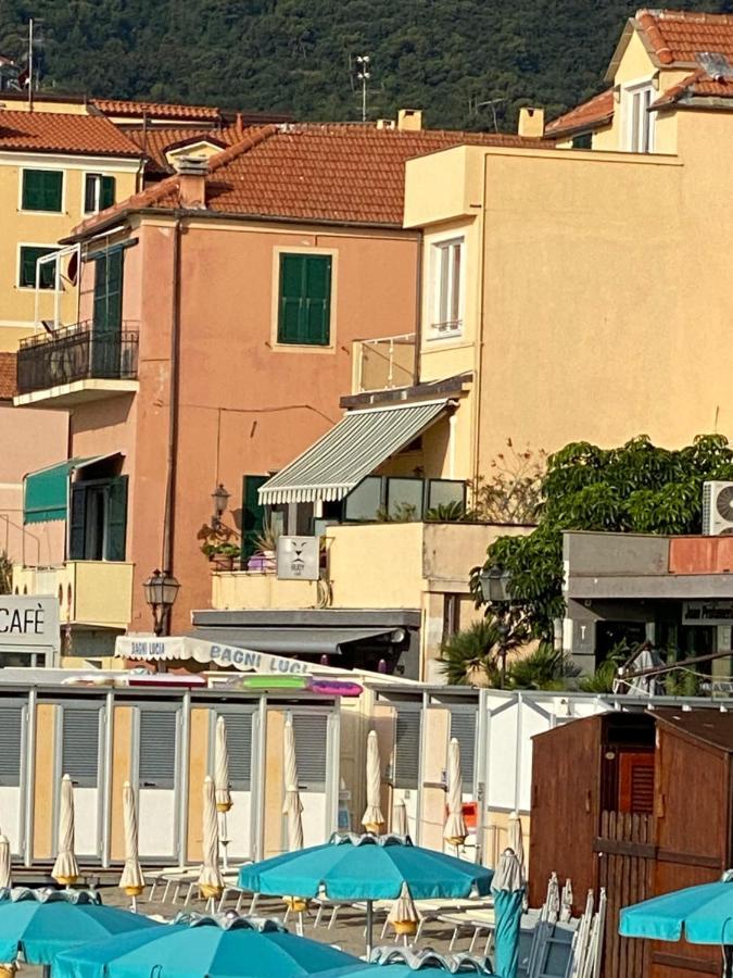 Appartamento Fronte Mare Con Terrazzo Zio อาลัสซิโอ ภายนอก รูปภาพ