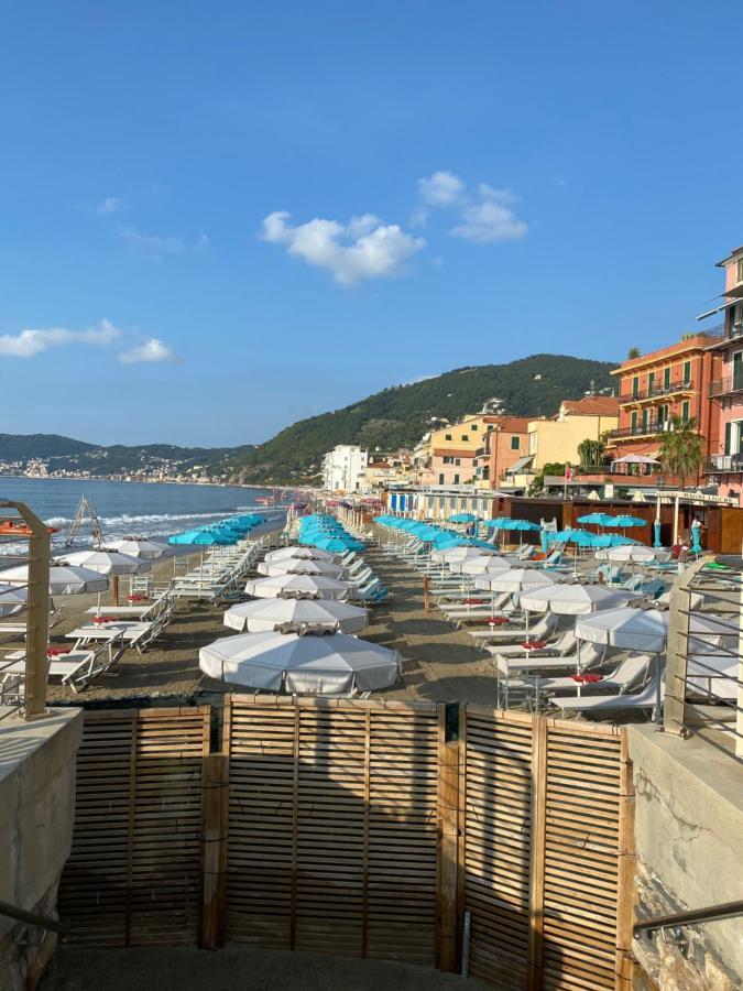 Appartamento Fronte Mare Con Terrazzo Zio อาลัสซิโอ ภายนอก รูปภาพ