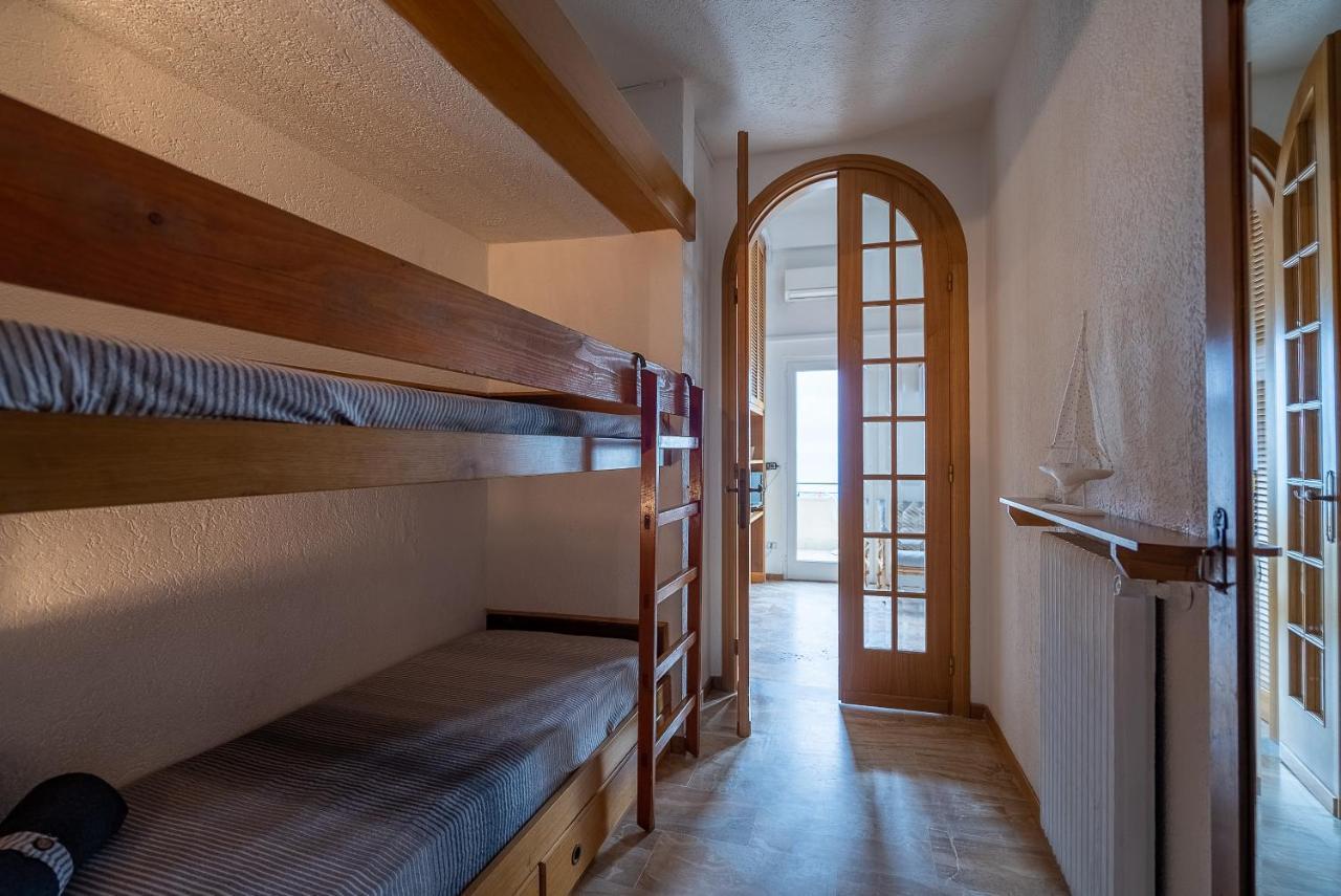 Appartamento Fronte Mare Con Terrazzo Zio อาลัสซิโอ ภายนอก รูปภาพ