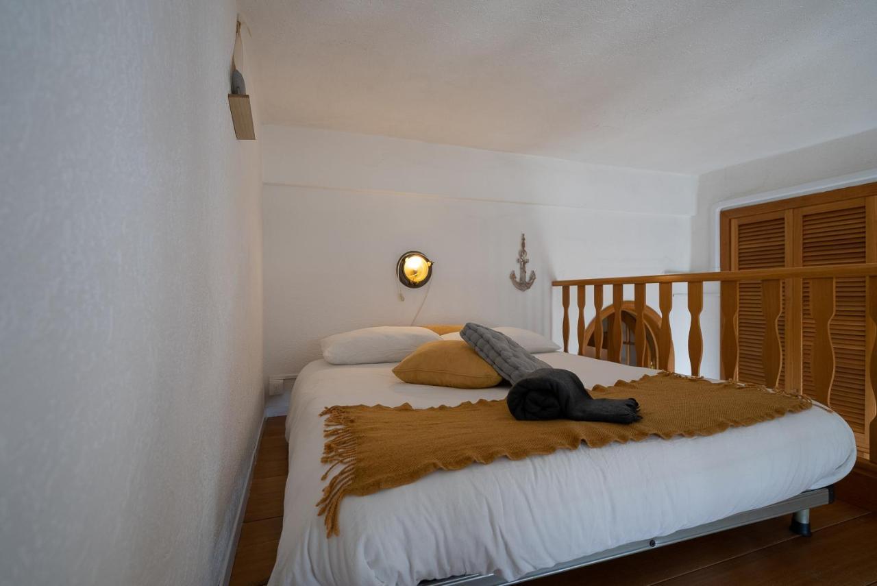 Appartamento Fronte Mare Con Terrazzo Zio อาลัสซิโอ ภายนอก รูปภาพ