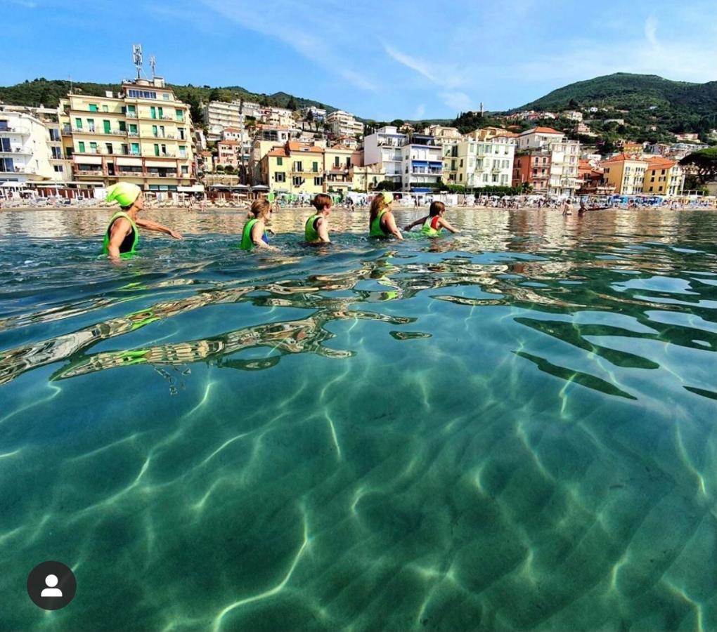 Appartamento Fronte Mare Con Terrazzo Zio อาลัสซิโอ ภายนอก รูปภาพ