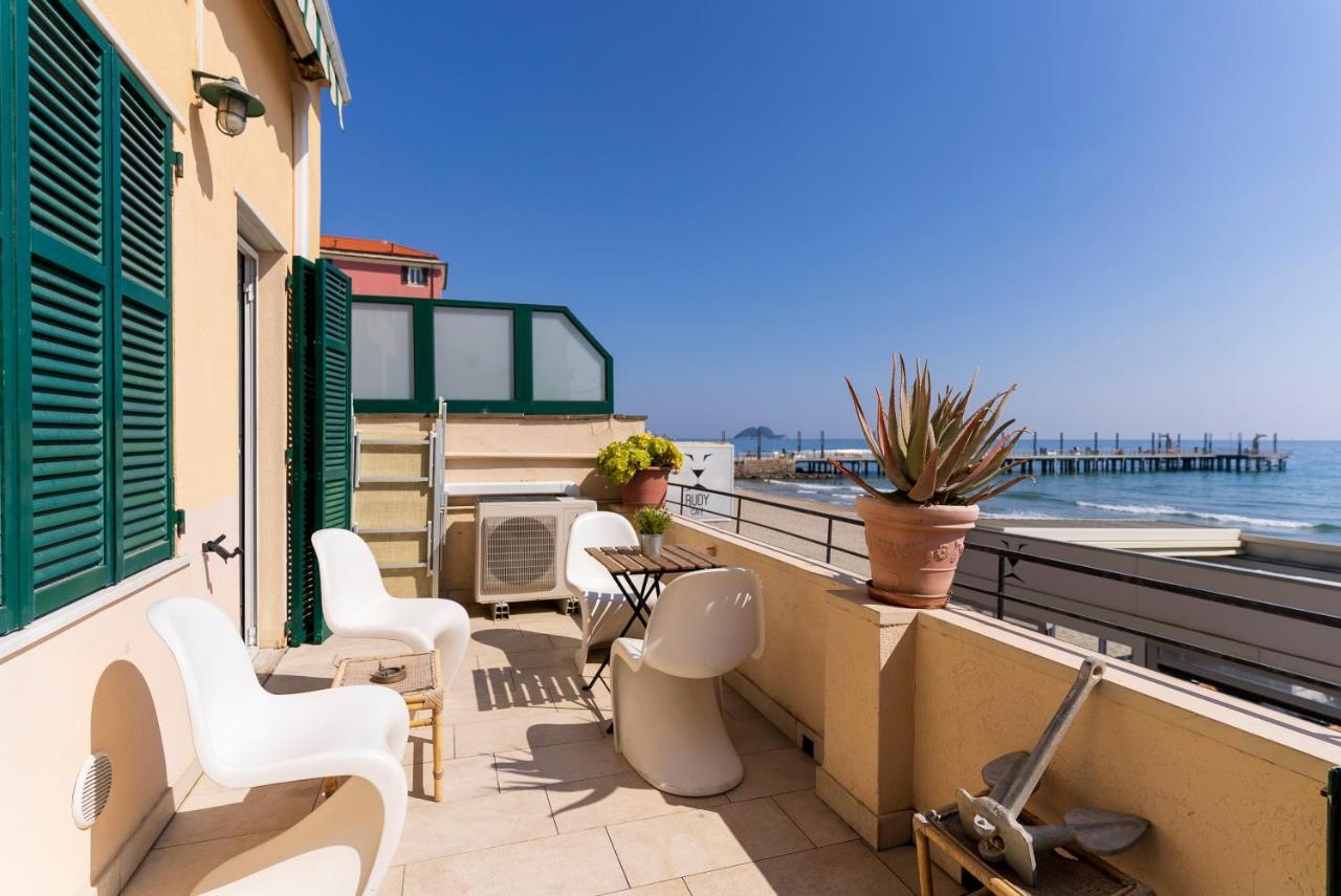 Appartamento Fronte Mare Con Terrazzo Zio อาลัสซิโอ ภายนอก รูปภาพ